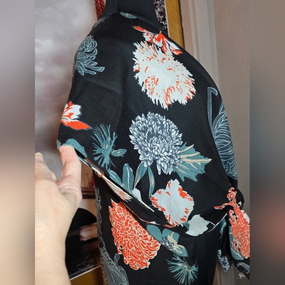 OSFM NWOT Boutique Kimono 37.5Long 34.5ptp Blk Floral Raw Fringe Hem Soft! - Picture 12 of 13